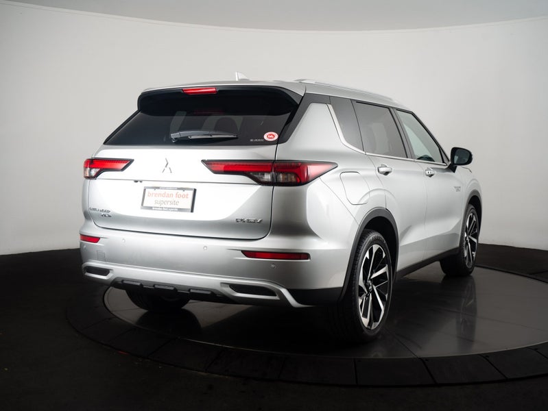 2025 Mitsubishi Outlander PHEV XLS 4WD 7 Seater image 4