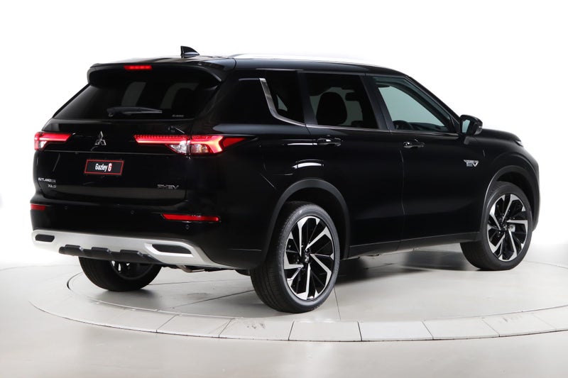 2025 Mitsubishi Outlander PHEV XLS 4WD image 2