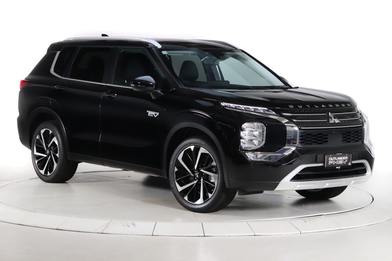 2025 Mitsubishi Outlander PHEV XLS 4WD image 3