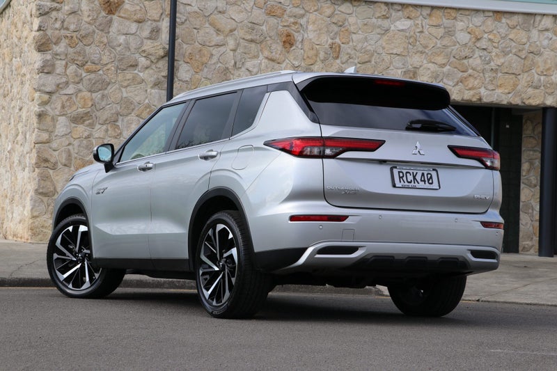 2025 Mitsubishi Outlander PHEV XLS 4WD (S-AWC) image 2