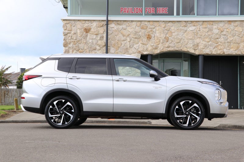 2025 Mitsubishi Outlander PHEV XLS 4WD (S-AWC) image 3