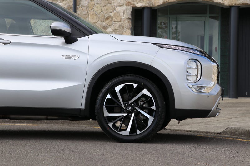 2025 Mitsubishi Outlander PHEV XLS 4WD (S-AWC) image 5