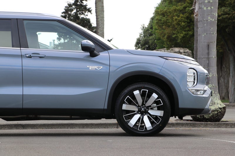 2025 Mitsubishi Outlander PHEV XLS 4WD (S-AWC) image 4