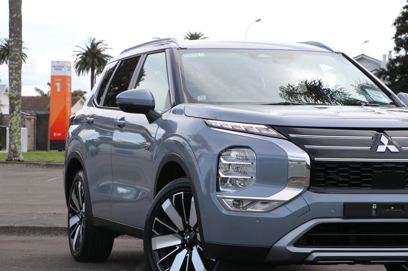 2025 Mitsubishi Outlander PHEV XLS 4WD (S-AWC) image 5