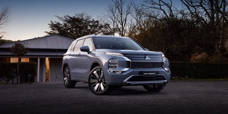 2025 Mitsubishi Outlander PHEV XLS 4x4 auto image 1