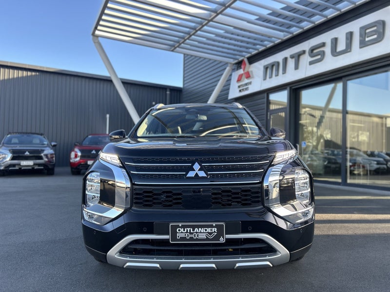 2025 Mitsubishi Outlander PHEV XLS image 2