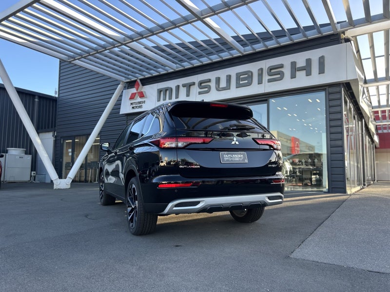 2025 Mitsubishi Outlander PHEV XLS image 3