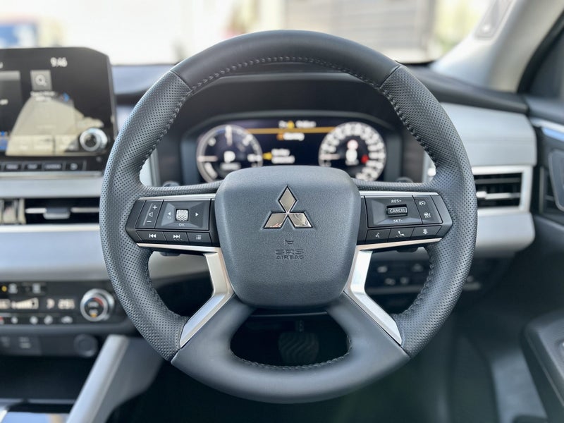 2025 Mitsubishi Outlander PHEV XLS image 5