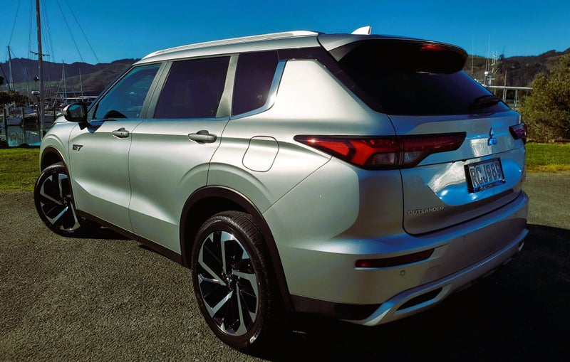 2025 Mitsubishi Outlander PHEV XLS - RUN OUT image 4