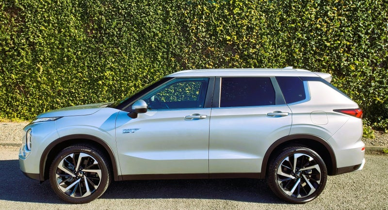 2025 Mitsubishi Outlander PHEV XLS - RUN OUT image 5