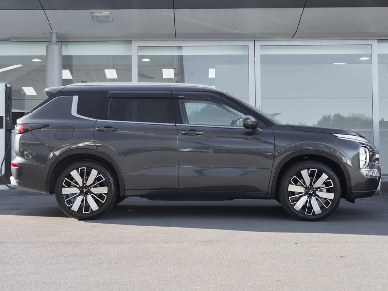 2025 Mitsubishi Outlander VRX 2.5 PETROL 2WD 7... image 3