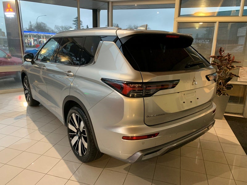2025 Mitsubishi Outlander VRX 2.5P/4WD/CVT image 3