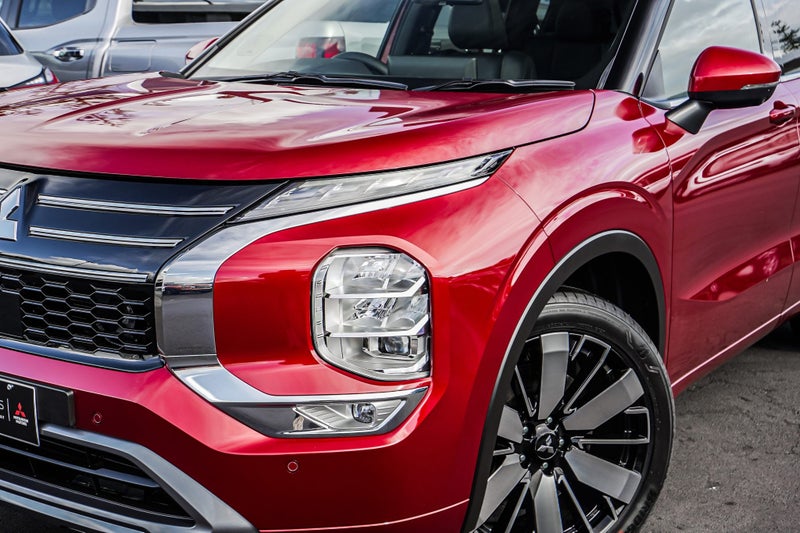 2025 Mitsubishi Outlander VRX 2WD image 2