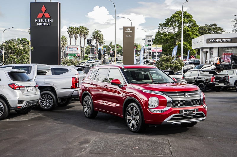 2025 Mitsubishi Outlander VRX 2WD image 4