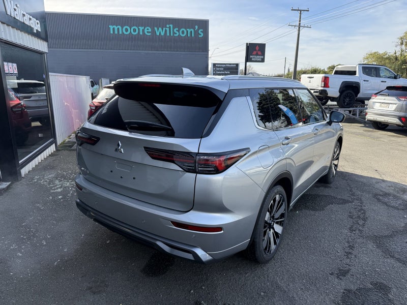 2025 Mitsubishi Outlander VRX 2WD image 2