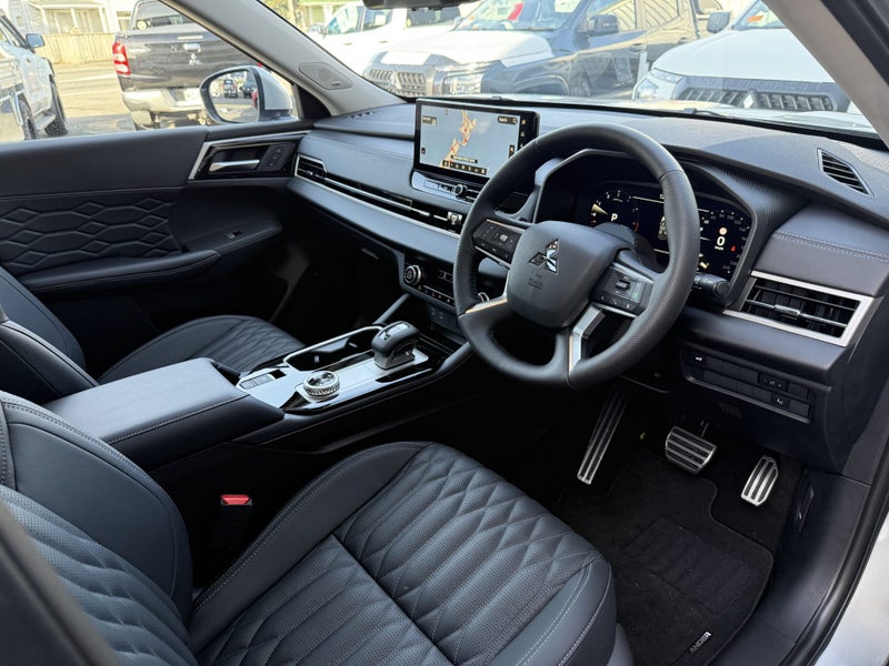 2025 Mitsubishi Outlander VRX 2WD image 4