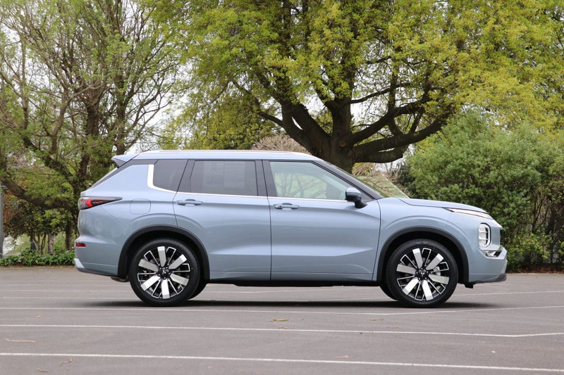 2025 Mitsubishi Outlander VRX 2WD 2.5P image 3
