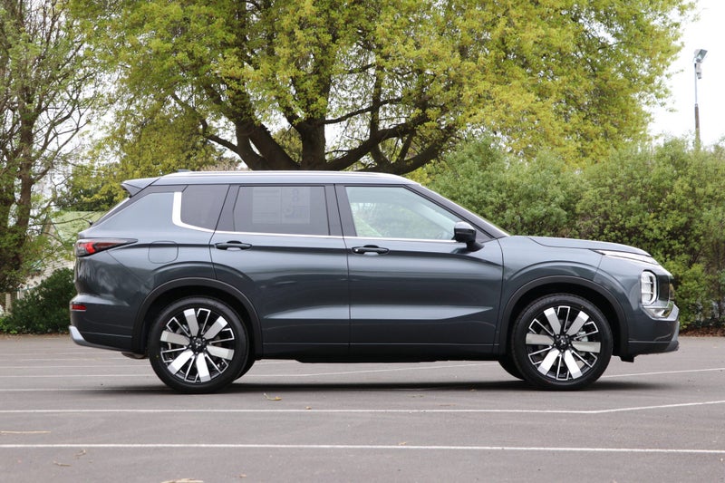 2025 Mitsubishi Outlander VRX 2WD 2.5P image 3