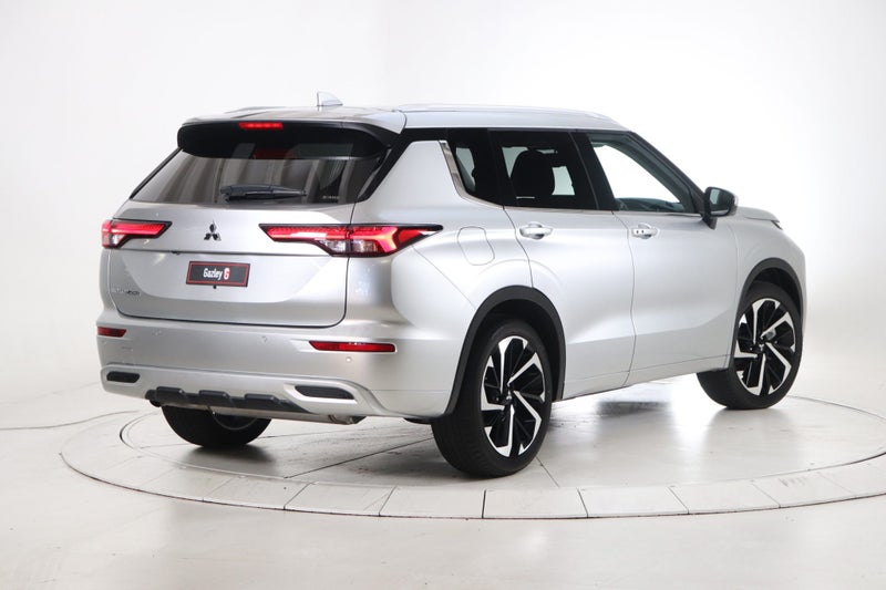 2025 Mitsubishi Outlander VRX 2WD image 2