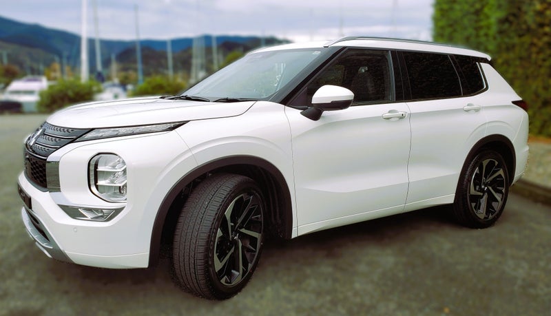 2025 Mitsubishi Outlander VRX 2wd image 3