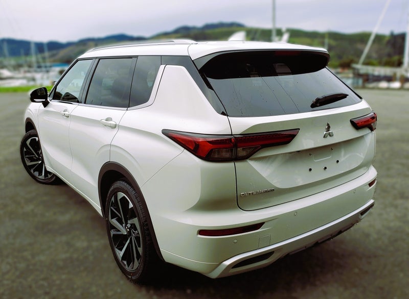 2025 Mitsubishi Outlander VRX 2wd image 4