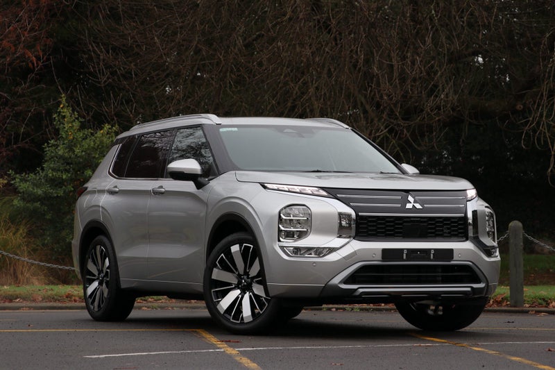 2025 Mitsubishi Outlander VRX 2WD image 1