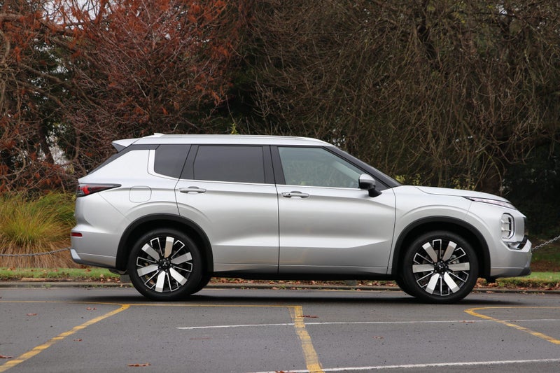 2025 Mitsubishi Outlander VRX 2WD image 3