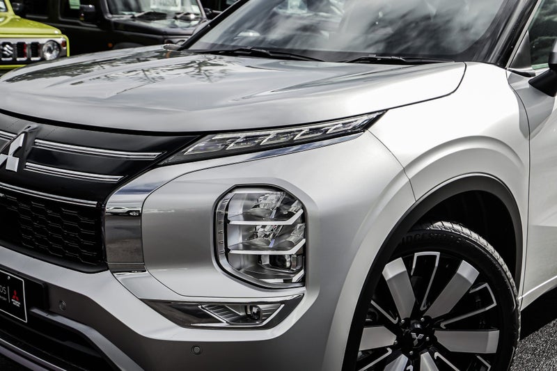 2025 Mitsubishi Outlander VRX 2WD image 2