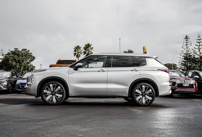 2025 Mitsubishi Outlander VRX 2WD image 3