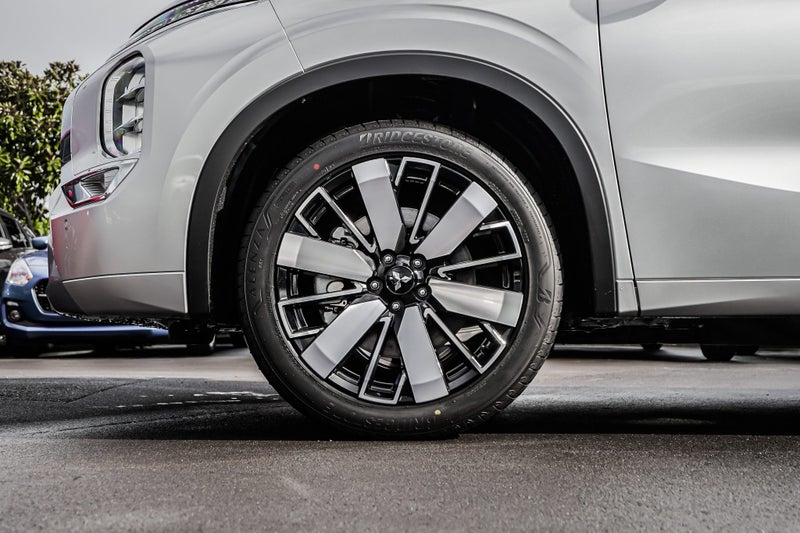2025 Mitsubishi Outlander VRX 2WD image 4