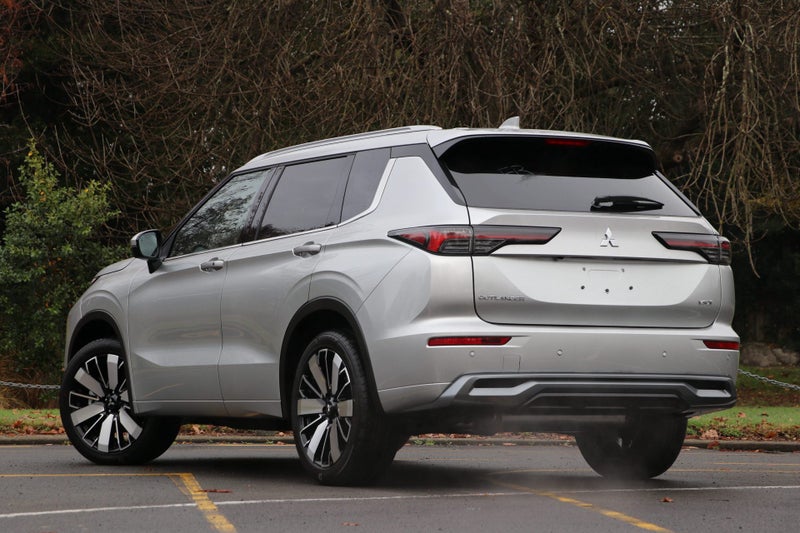 2025 Mitsubishi Outlander VRX 2WD image 2
