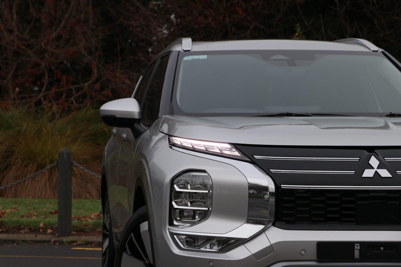 2025 Mitsubishi Outlander VRX 2WD image 3