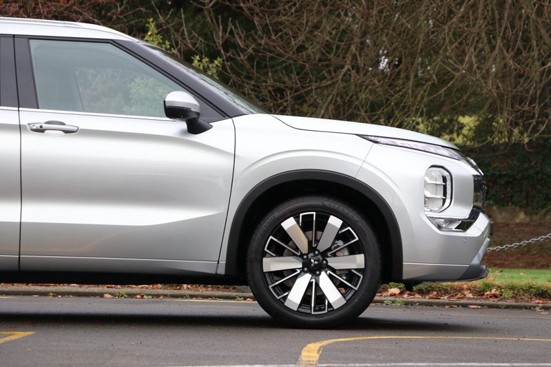 2025 Mitsubishi Outlander VRX 2WD image 5