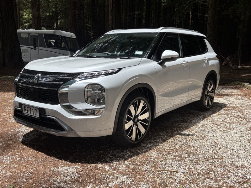 2025 Mitsubishi Outlander VRX 2WD Demo image 3