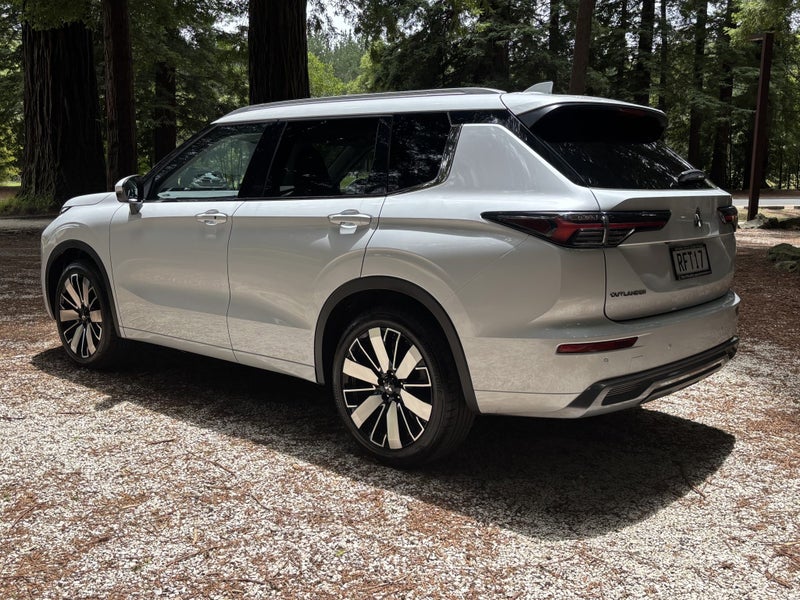 2025 Mitsubishi Outlander VRX 2WD Demo image 5