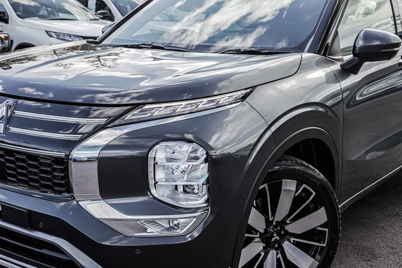 2025 Mitsubishi Outlander VRX 4WD image 2