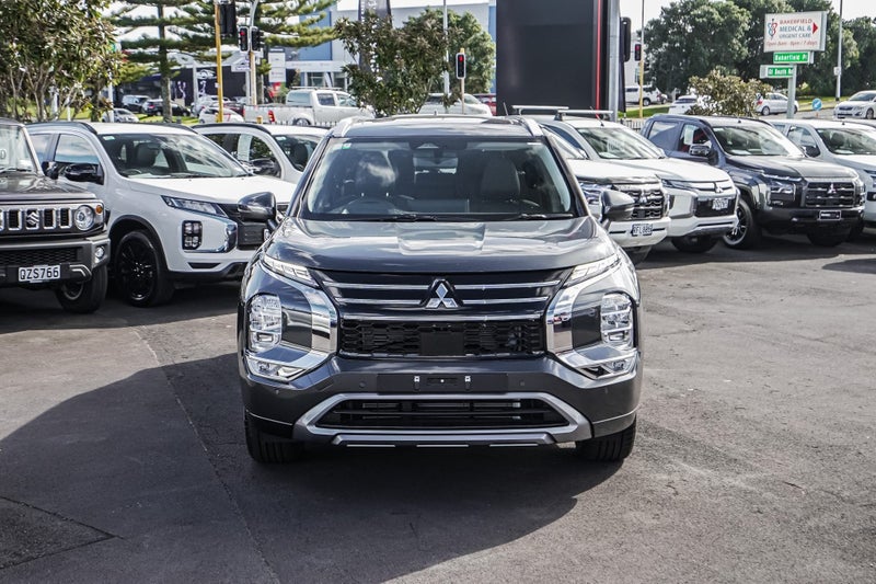 2025 Mitsubishi Outlander VRX 4WD image 3