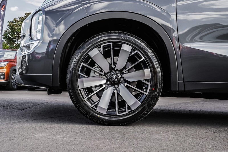 2025 Mitsubishi Outlander VRX 4WD image 5