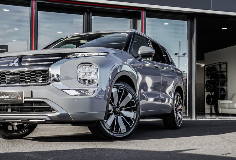 2025 Mitsubishi Outlander VRX 4WD image 2