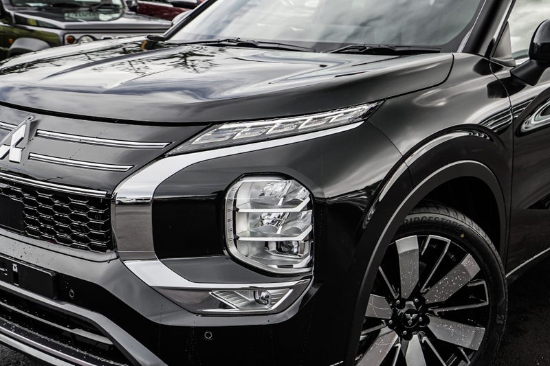 2025 Mitsubishi Outlander VRX 4WD image 2
