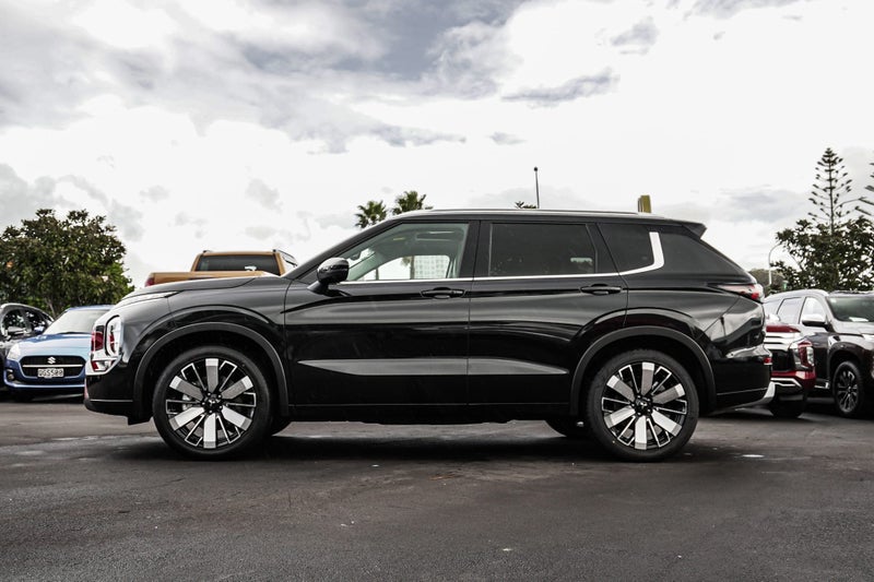 2025 Mitsubishi Outlander VRX 4WD image 3
