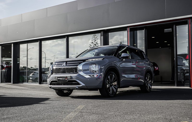 2025 Mitsubishi Outlander VRX 4WD image 3