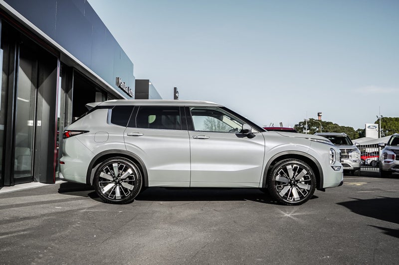 2025 Mitsubishi Outlander VRX 4WD image 5