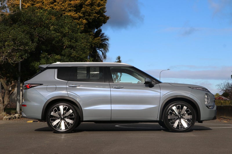 2025 Mitsubishi Outlander VRX 4WD (S-AWC) 2.5P image 3