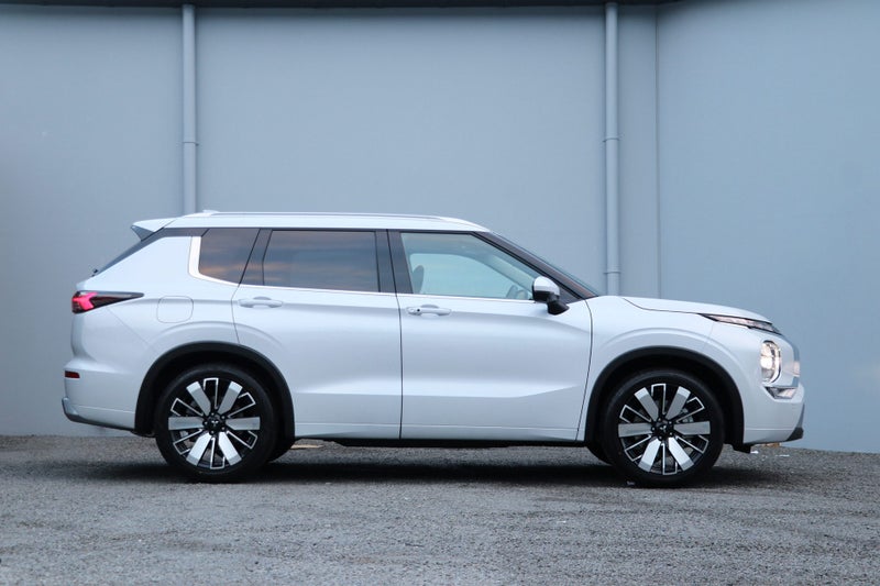 2025 Mitsubishi Outlander VRX 4WD (S-AWC) 2.5P image 3