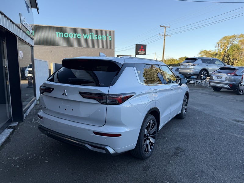 2025 Mitsubishi Outlander Vrx image 2