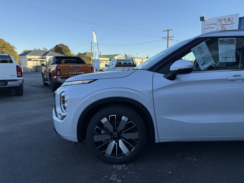 2025 Mitsubishi Outlander Vrx image 3