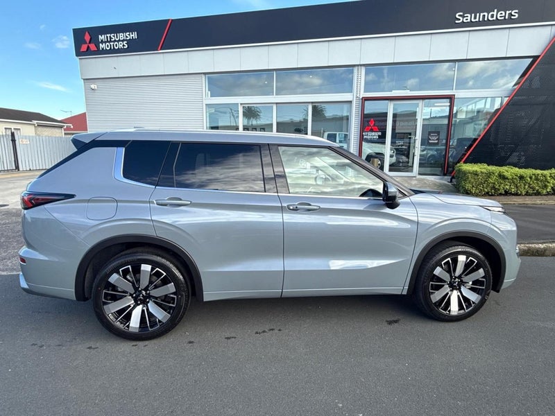 2025 Mitsubishi Outlander VRX image 3
