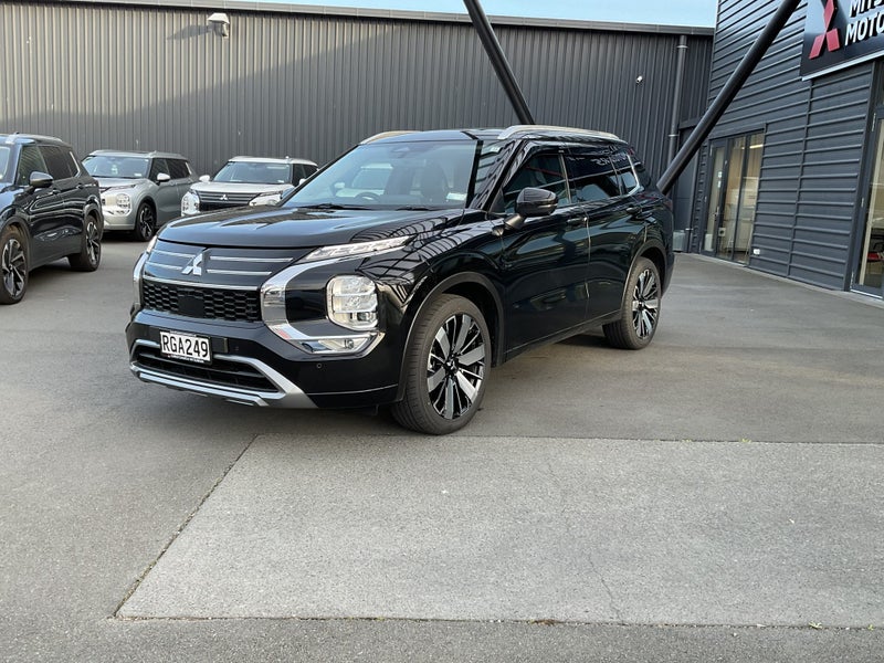2025 Mitsubishi Outlander VRX AWD 7 seat SUV image 3