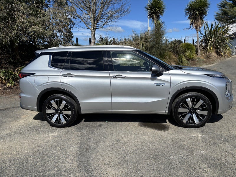 2025 Mitsubishi Outlander VRX PHEV/4WD/AT AUTO... image 4